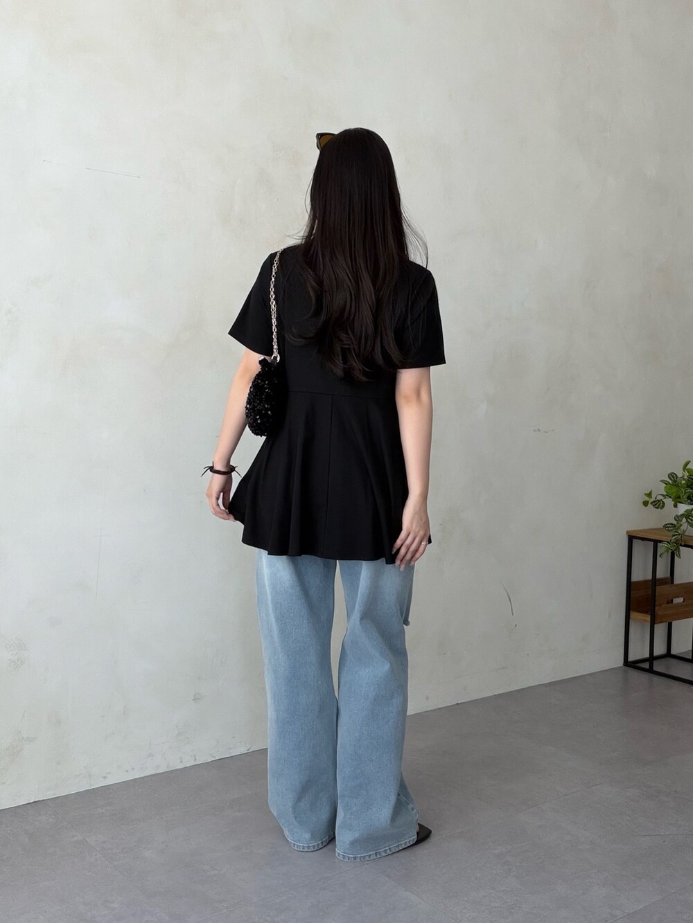 ブラック系のサンダル、ブラック系のTシャツ/カットソーを着用したレディースの夏コーディネートの3枚目の写真