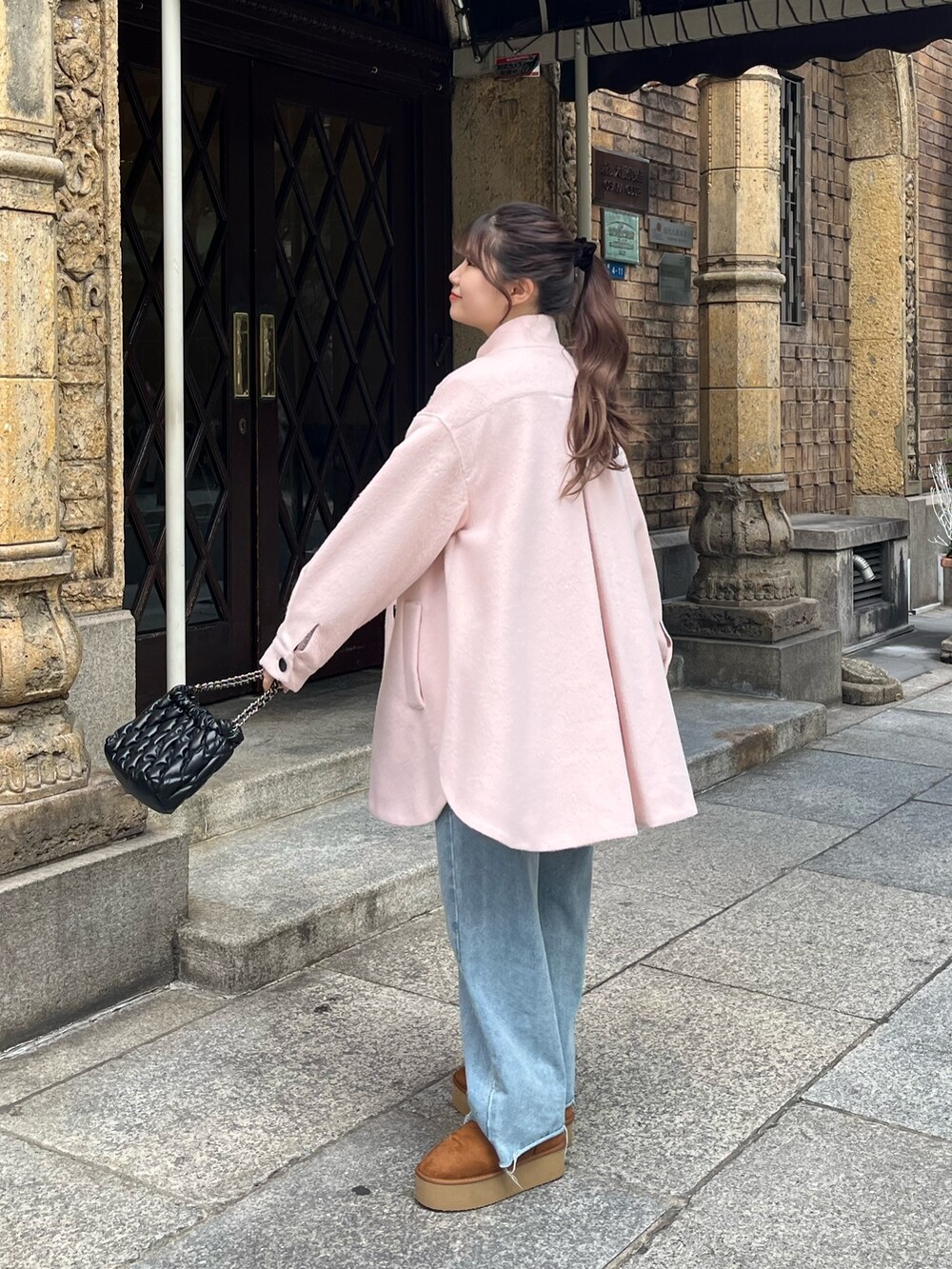 「タートルネック、ブーツ、韓国ファッション、冬アウター、休日スタイル、クリスマスに着たい服、マイベストコーデ2023、お出かけコーデ、デニム、きれいめカジュアル、コート、ワイドパンツ、ワイドデニム、ムートンブーツ」｜「prose verseのフレアスリーブハイネックニット（ニット/セーター、グレー系）」を使った、MIOさん（レディース・158cm）の冬コーディネートの2枚目の写真