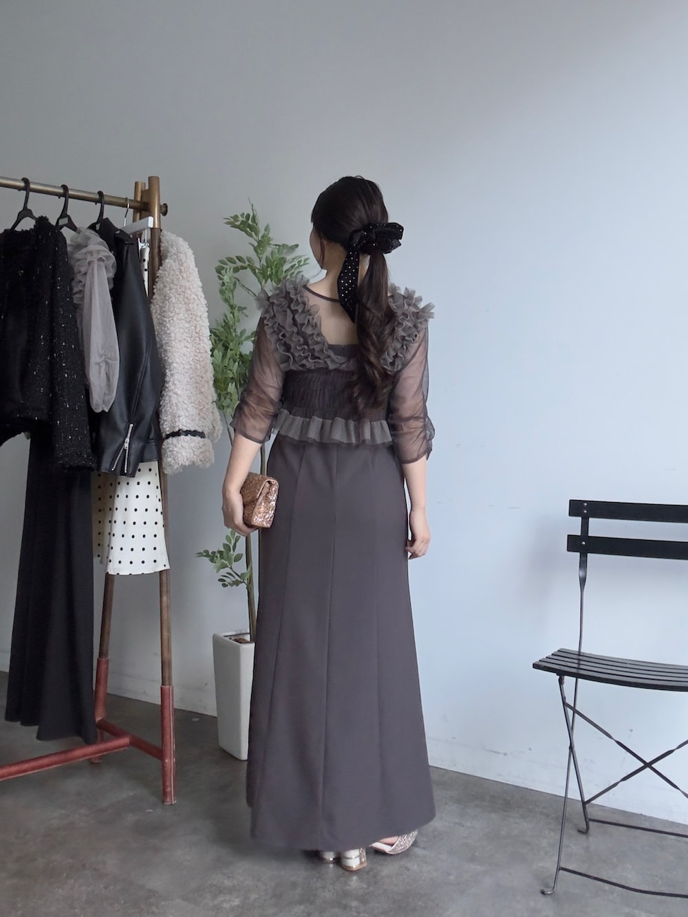 ブラウン系のドレスを着用したレディースの秋コーディネートの4枚目の写真