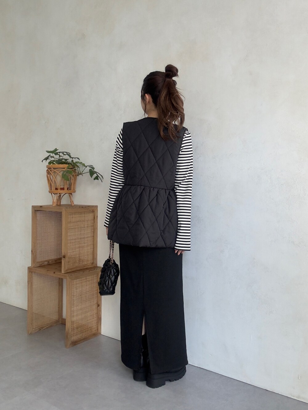 ブラック系のスカート、ブラック系のブーツ、ブラック系のTシャツ/カットソーを着用したレディースの夏コーディネートの3枚目の写真