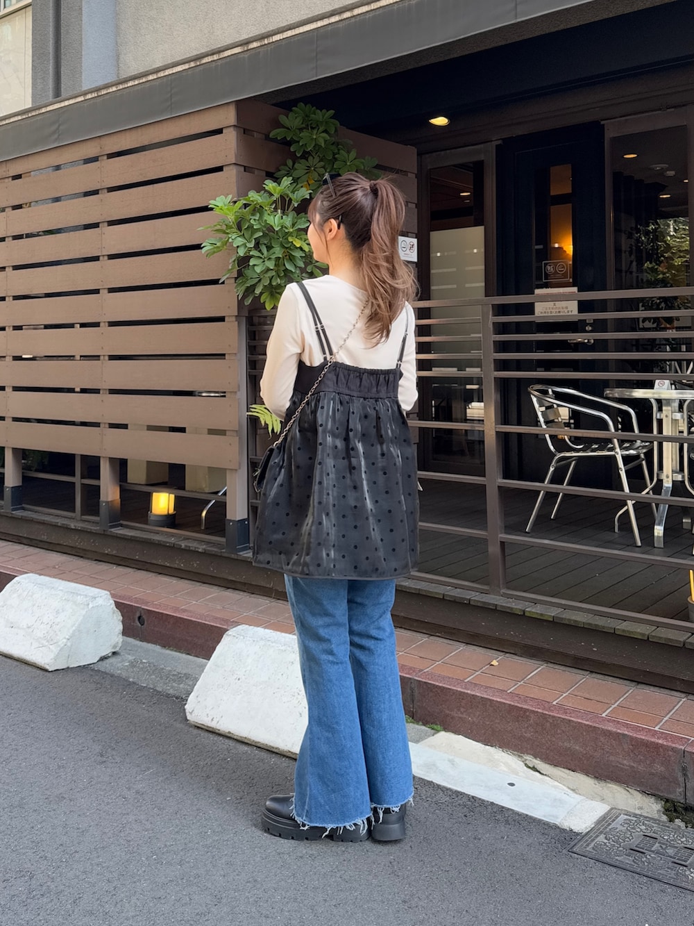 ホワイト系のTシャツ/カットソー、ブルー系のデニムパンツ、ブラック系のブーツを着用したレディースの冬コーディネートの2枚目の写真