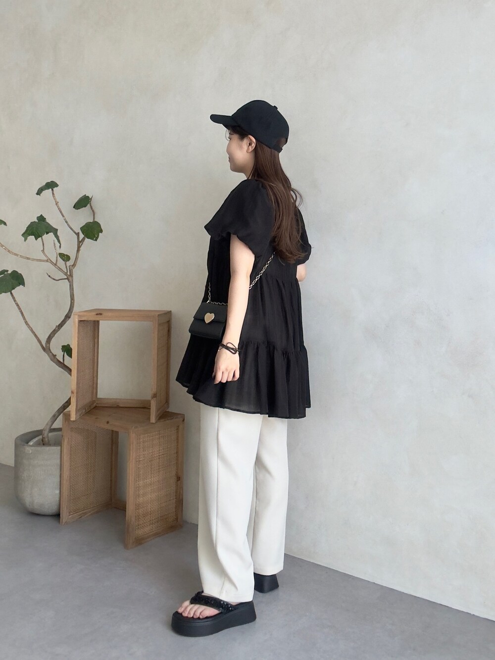 ブラック系のシャツ/ブラウス、ホワイト系のその他パンツ、ブラック系のサンダルを着用したレディースの夏コーディネートの2枚目の写真