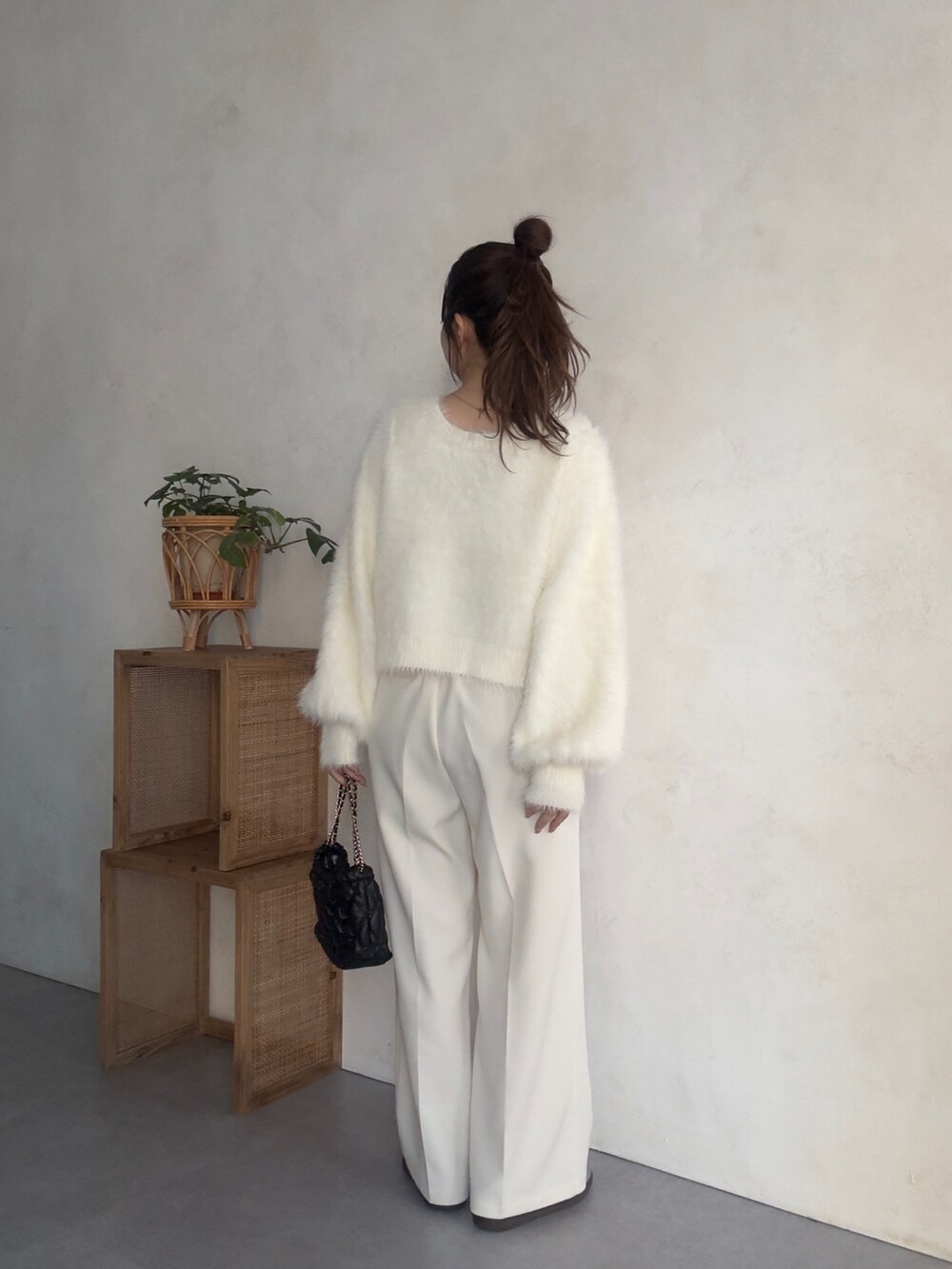 ホワイト系のその他パンツ、ブラック系のショルダーバッグ、ホワイト系のカーディガン/ボレロを着用したレディースの秋コーディネートの3枚目の写真