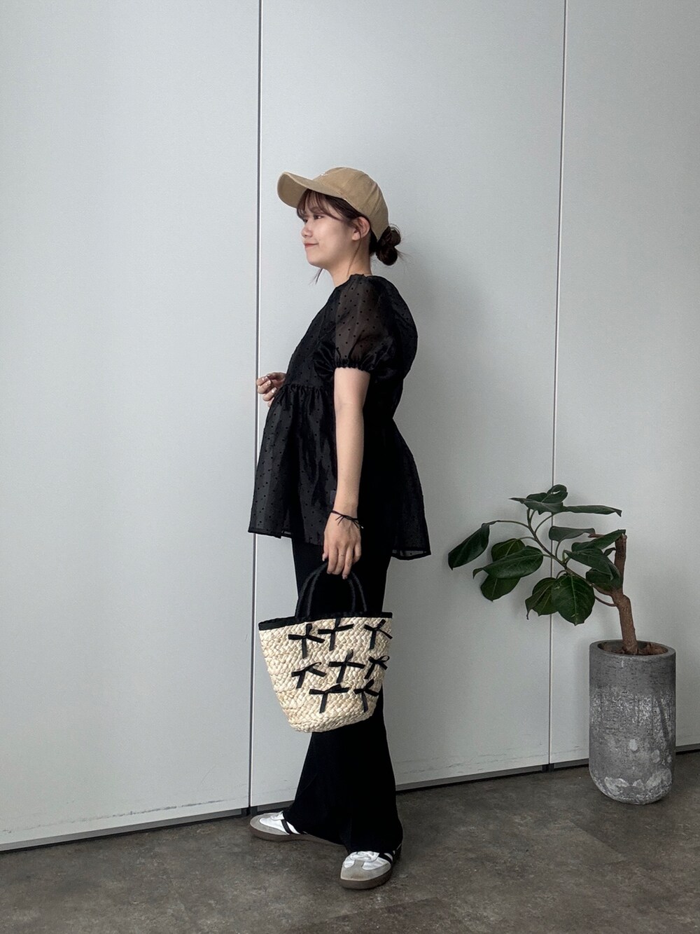 ブラック系のシャツ/ブラウス、ブラック系のかごバッグ、ブラック系のその他パンツを着用したレディースの夏コーディネートの2枚目の写真