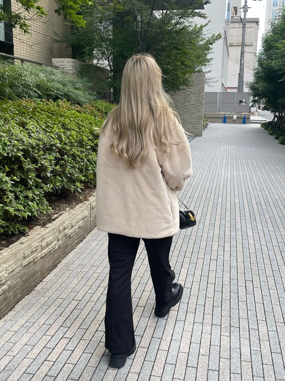 グレー系のニット/セーター、ブラック系のショルダーバッグ、ブラック系のその他パンツを着用したレディースの秋コーディネートの3枚目の写真