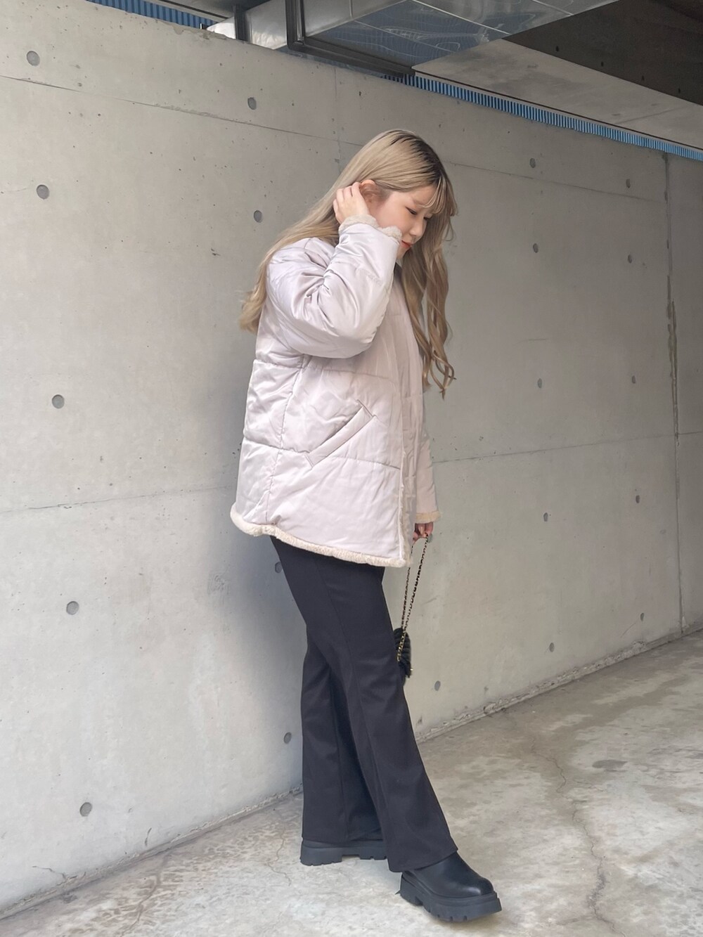 グレー系のニット/セーター、ブラック系のショルダーバッグ、ブラック系のその他パンツを着用したレディースの秋コーディネートの4枚目の写真