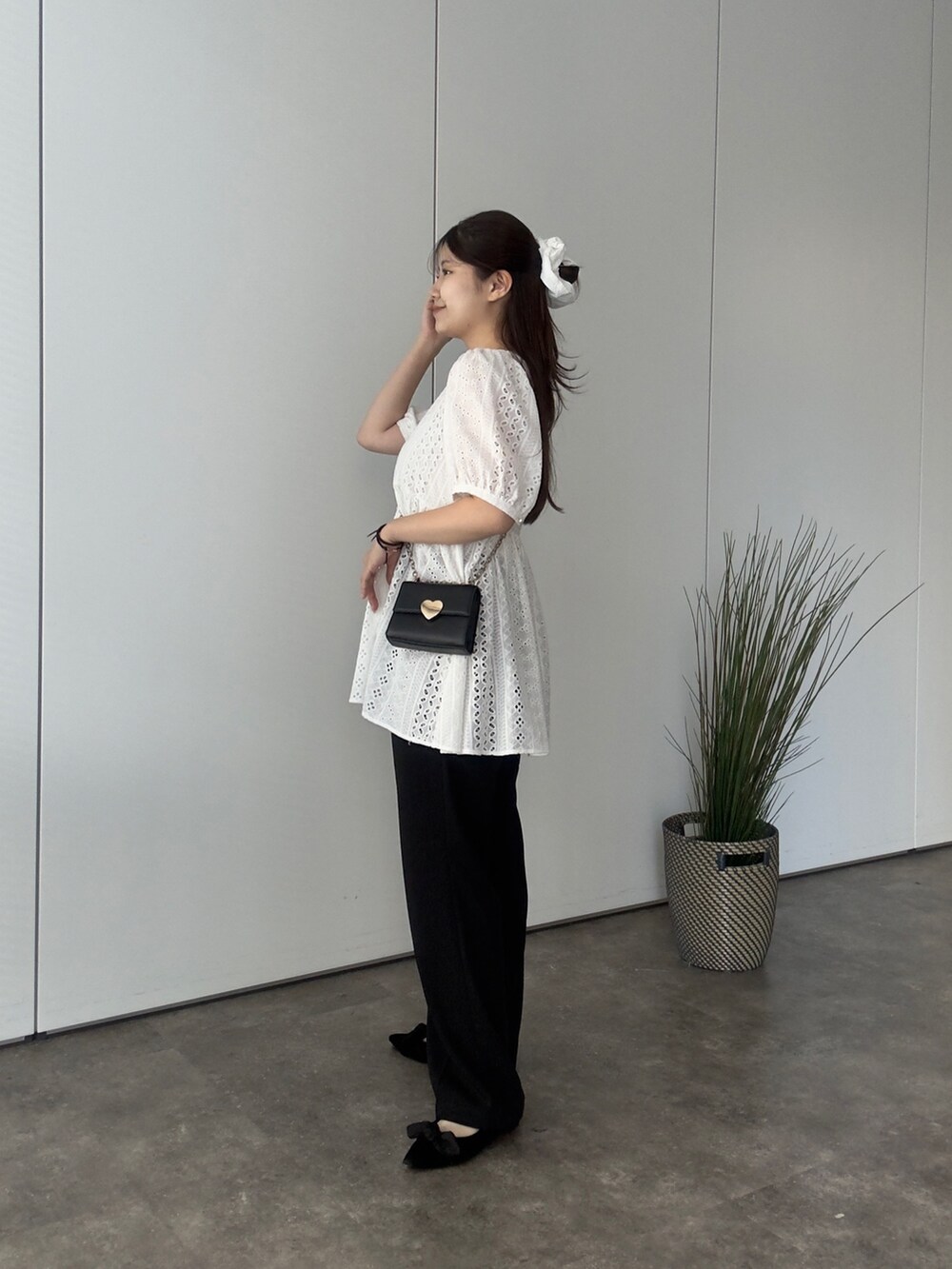 ホワイト系のシャツ/ブラウス、ブラック系のその他パンツを着用したレディースの夏コーディネートの2枚目の写真