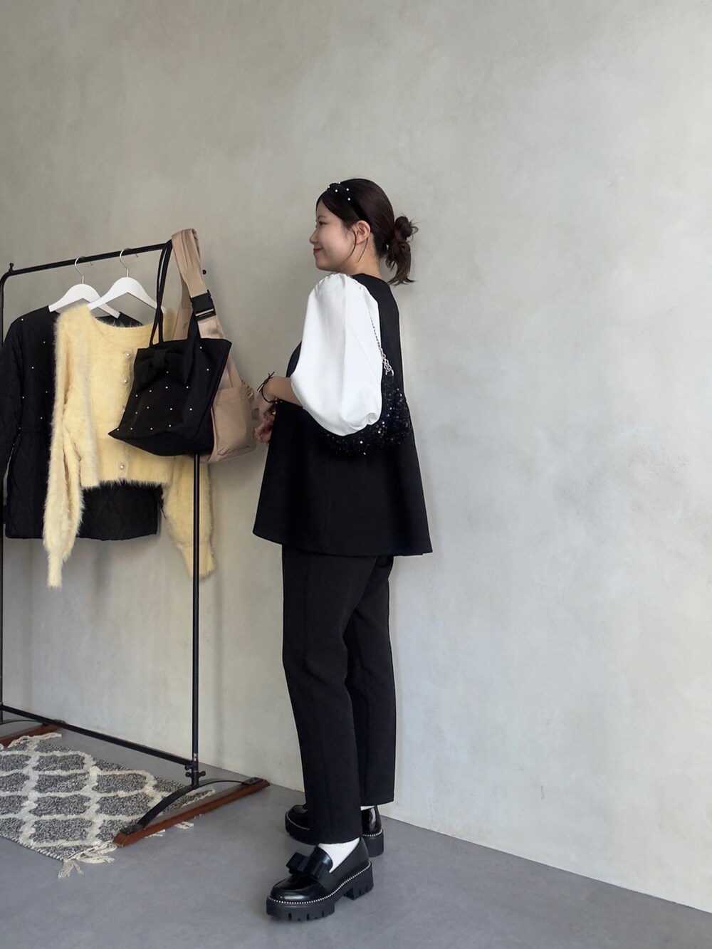 ブラック系のその他パンツ、ブラック系のローファー、ブラック系のシャツ/ブラウスを着用したレディースの秋コーディネートの2枚目の写真