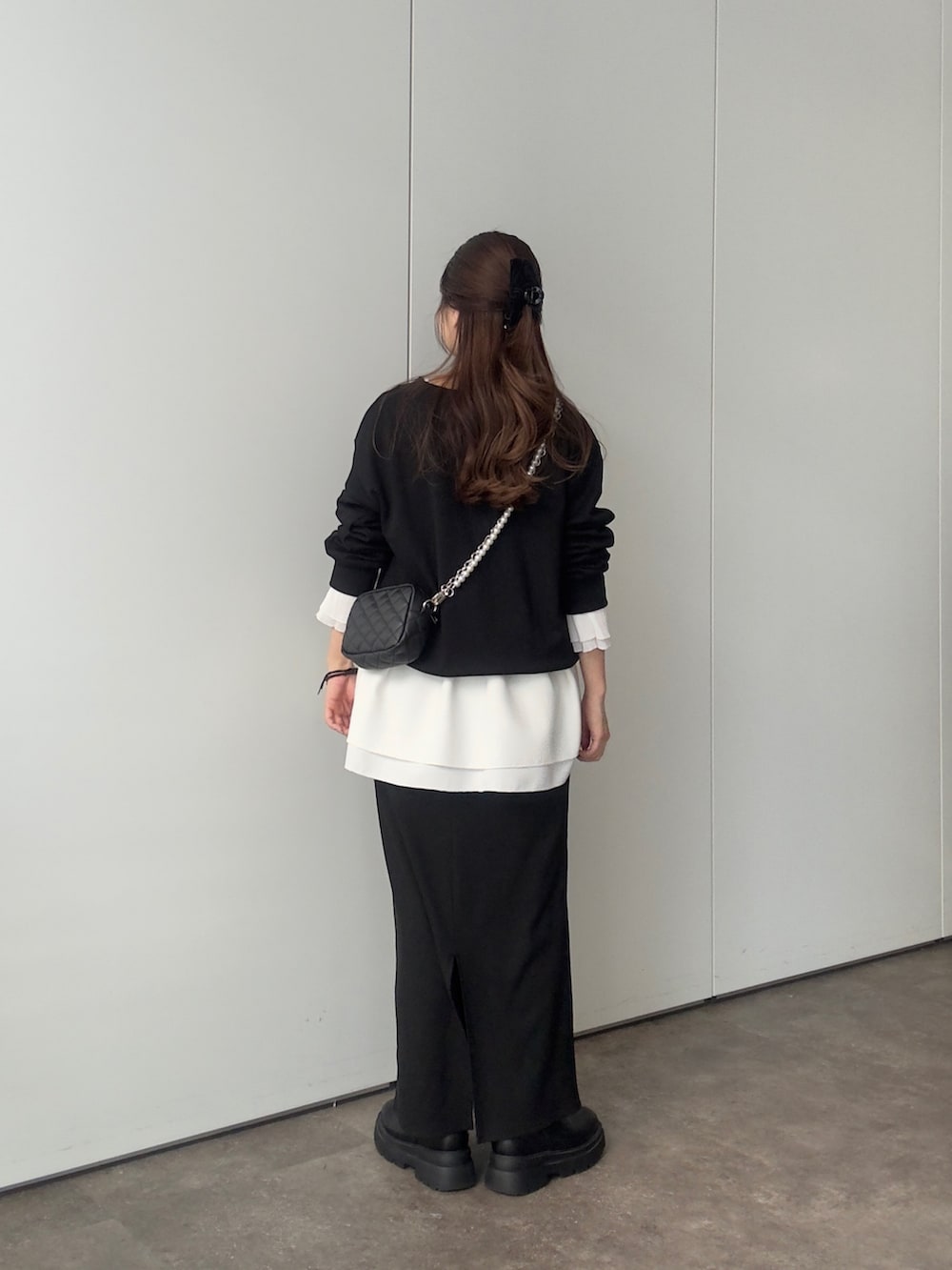 ブラック系のTシャツ/カットソー、ホワイト系のTシャツ/カットソー、ブラック系のショルダーバッグを着用したレディースの春コーディネートの3枚目の写真