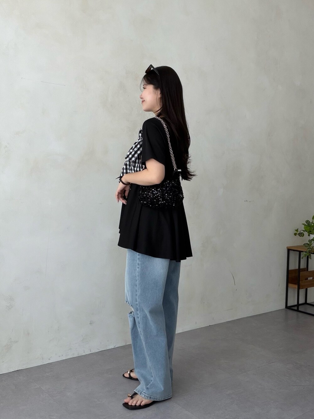 ブラック系のサンダル、ブラック系のTシャツ/カットソーを着用したレディースの夏コーディネートの2枚目の写真