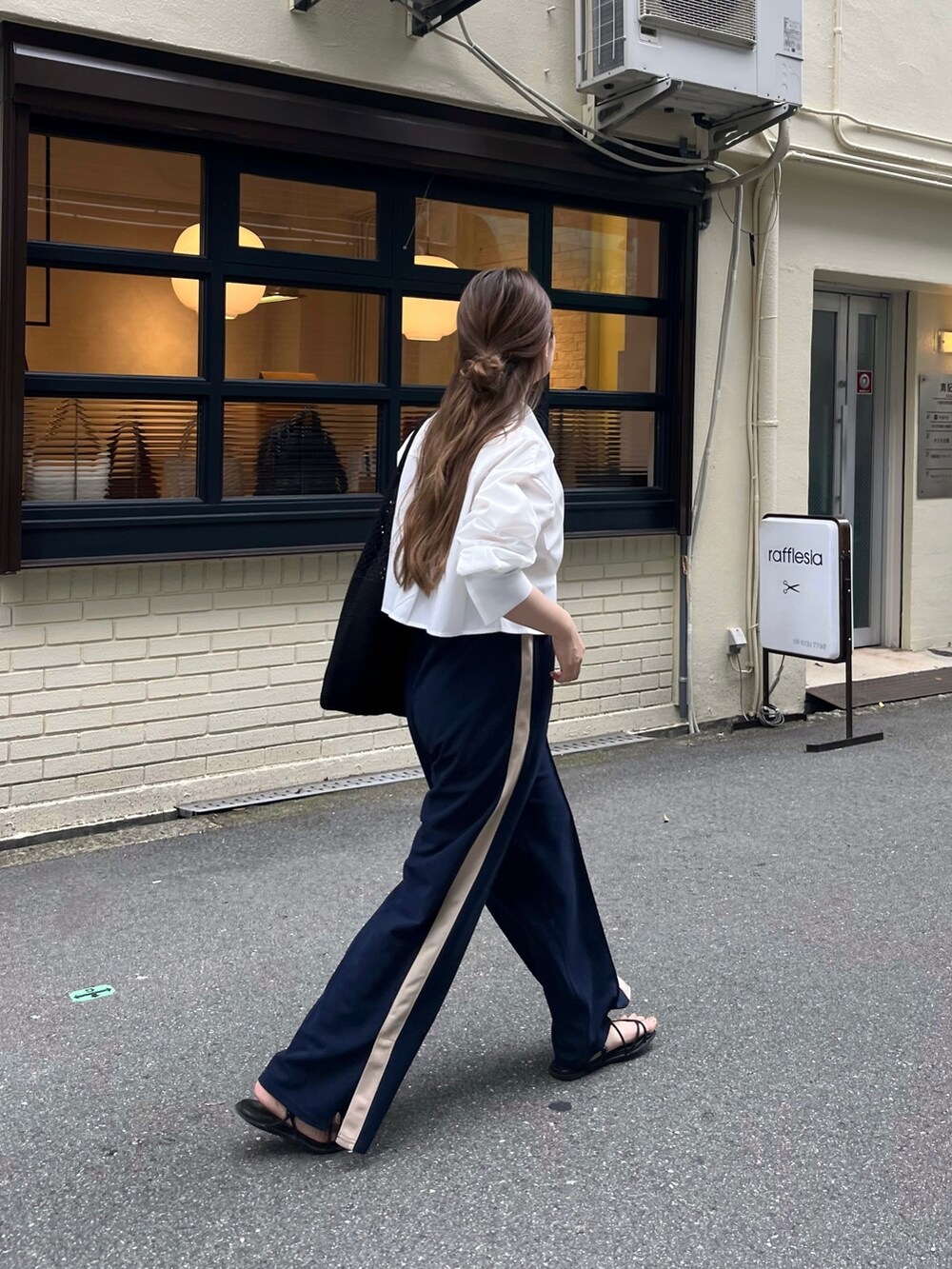 ブラック系のキャミソール、ホワイト系のシャツ/ブラウス、ブルー系のその他パンツを着用したレディースの春コーディネートの2枚目の写真