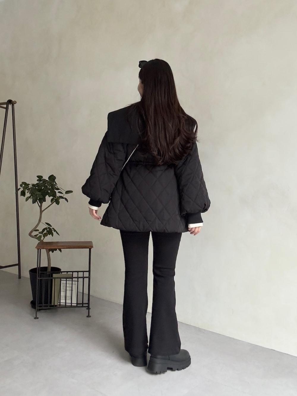 ブラック系のブルゾン、シルバー系のショルダーバッグ、ブラック系のその他パンツを着用したレディースの秋コーディネートの3枚目の写真