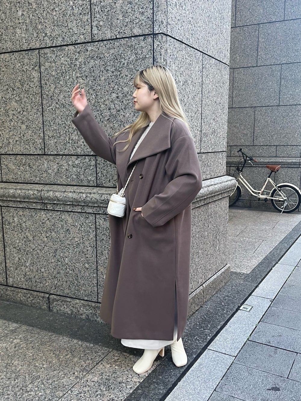 ベージュ系のカーディガン/ボレロ、ブラウン系のその他アウター、ホワイト系のスカートを着用したレディースの秋コーディネートの3枚目の写真