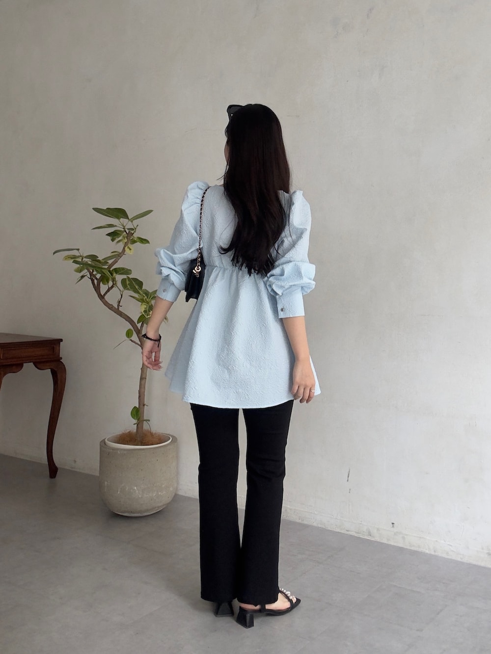 ブラック系のその他パンツ、ブラック系のサンダル、ブルー系のシャツ/ブラウスを着用したレディースの春コーディネートの3枚目の写真