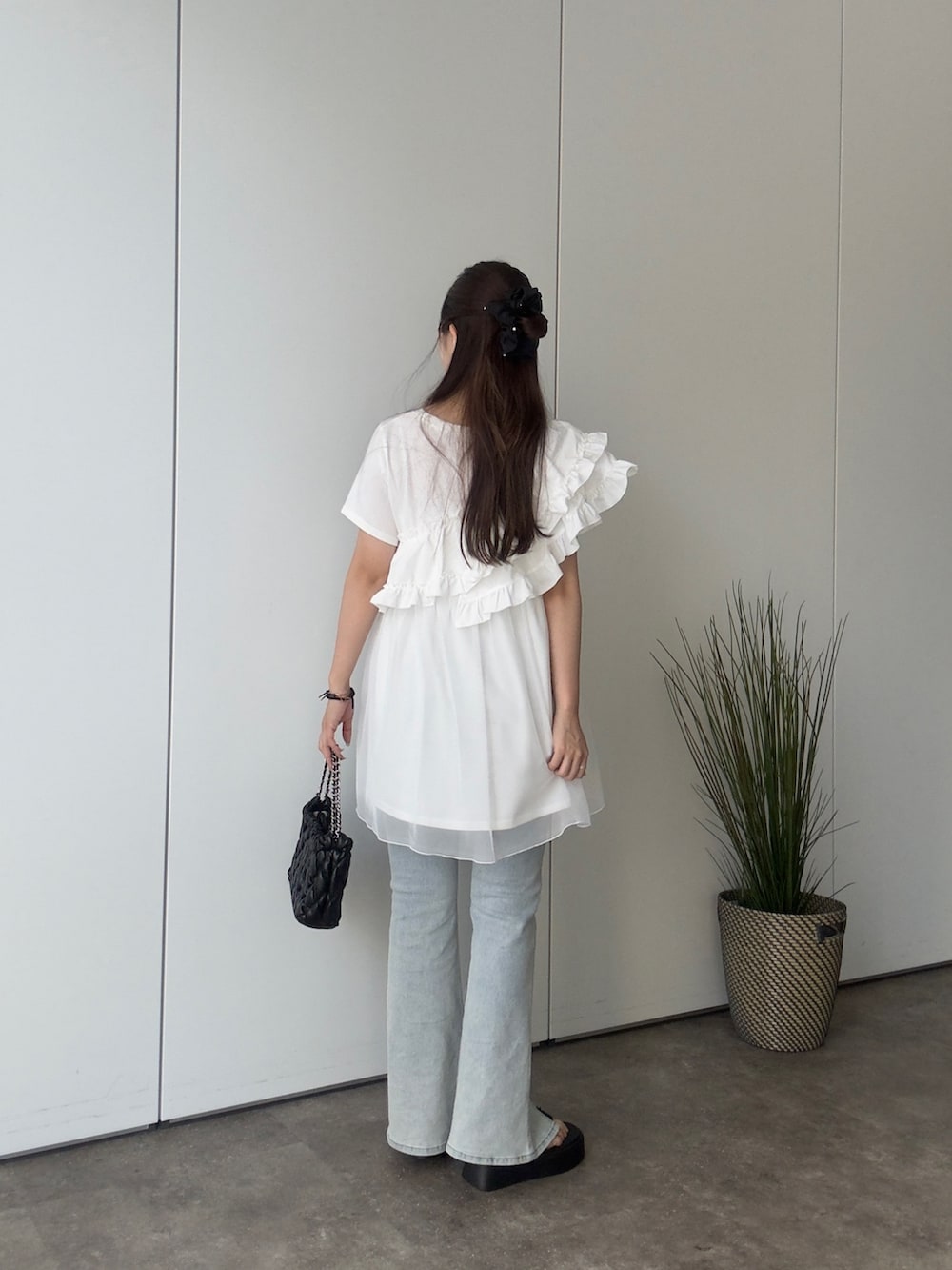 ホワイト系のTシャツ/カットソー、ブルー系のデニムパンツ、ブラック系のサンダルを着用したレディースの夏コーディネートの3枚目の写真