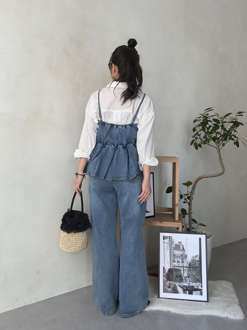 ホワイト系のシャツ/ブラウス、ブラック系のサンダル、ベージュ系のかごバッグを着用したレディースの春コーディネートの3枚目の写真