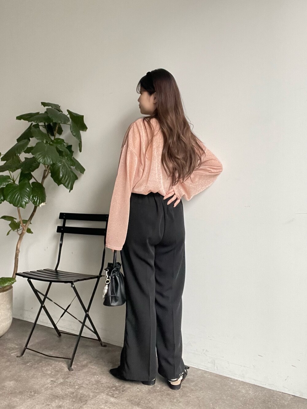 ピンク系のTシャツ/カットソー、ブラック系のスラックス、ブラック系のパンプスを着用したレディースの冬コーディネートの3枚目の写真