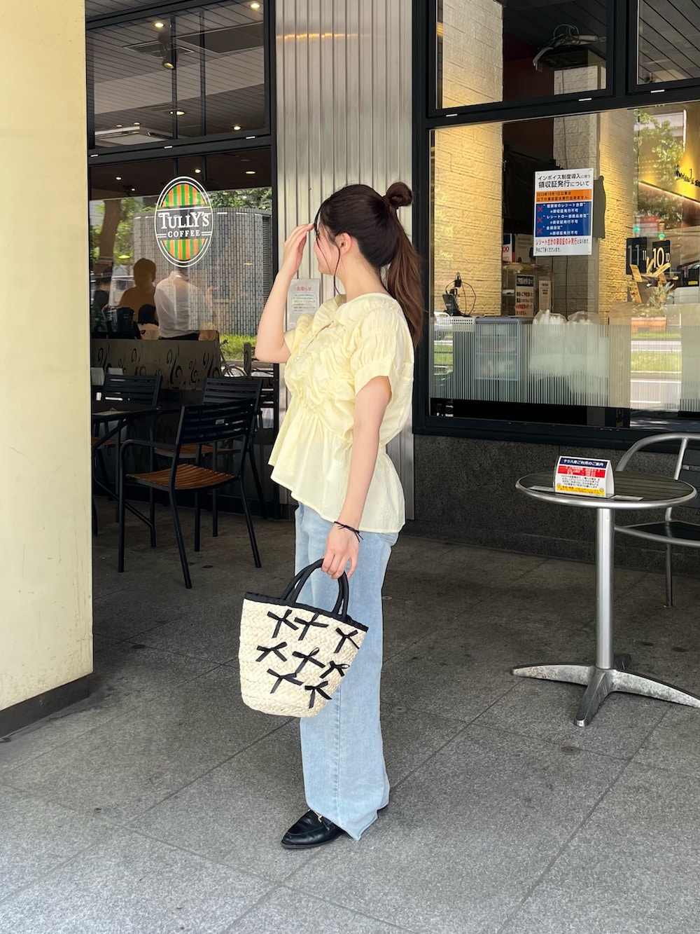 「お出かけコーデ、休日スタイル、デニム、シンプルコーデ、きれいめカジュアル、夏コーデ、大人コーデ、夏服、大人女子、ブラウス」｜「prose verseの【MOMO】ストレッチスリムストレートデニム（デニムパンツ、ブルー系）」を使った、MIOさん（レディース・158cm）の夏コーディネートの4枚目の写真