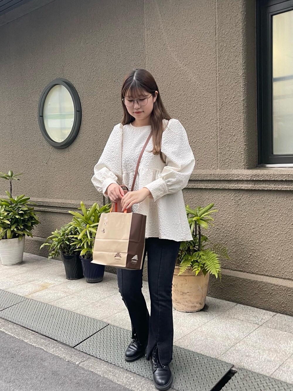 ホワイト系のシャツ/ブラウス、ブラック系のデニムパンツを着用したレディースの冬コーディネートの4枚目の写真