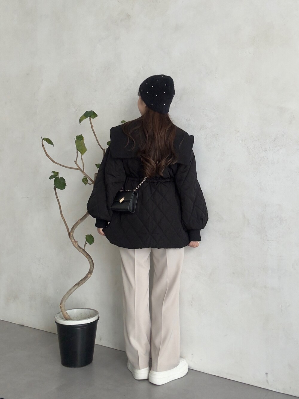 ホワイト系のニット/セーター、ホワイト系のその他パンツ、ブラック系のブルゾンを着用したレディースの秋コーディネートの3枚目の写真