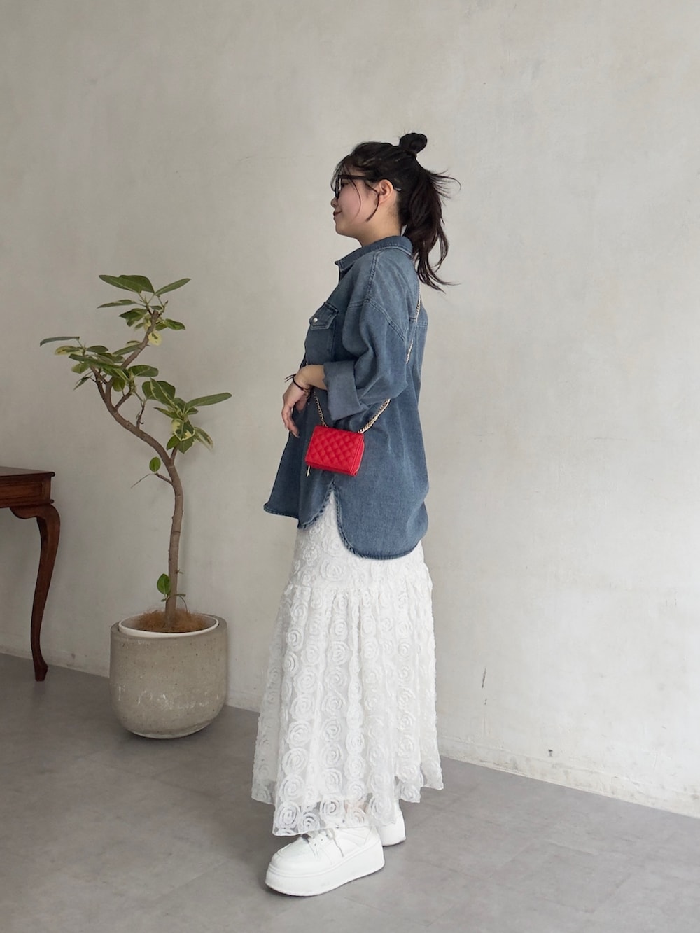 ホワイト系のスニーカー、ブルー系のシャツ/ブラウス、ホワイト系のスカートを着用したレディースの春コーディネートの2枚目の写真