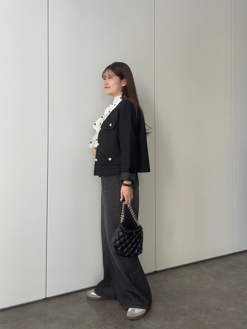 ブラック系のデニムパンツ、ブラック系のノーカラージャケット、ホワイト系のシャツ/ブラウスを着用したレディースの冬コーディネートの2枚目の写真