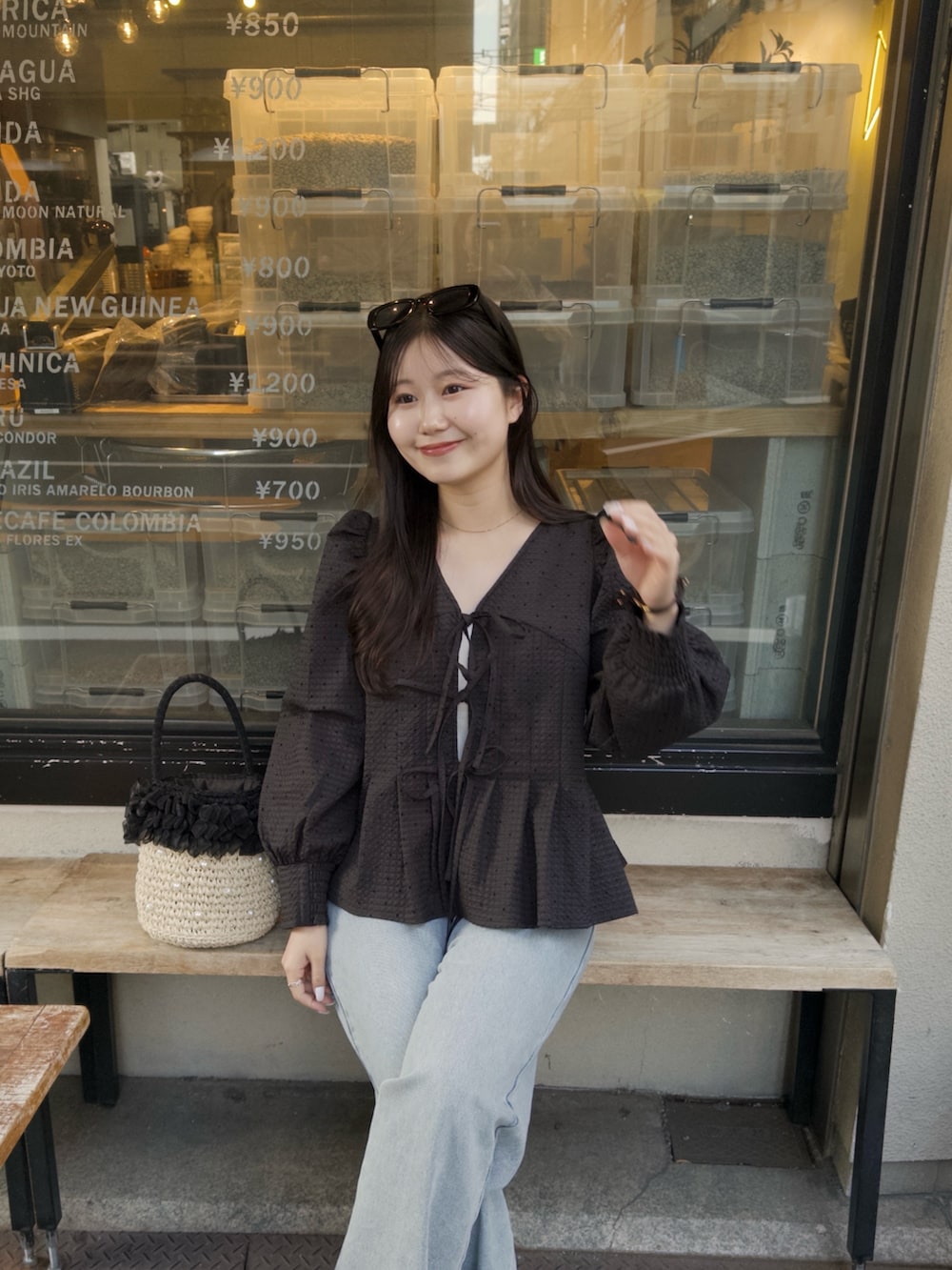 ブラック系のパンプス、ブラック系のシャツ/ブラウスを着用したレディースの春コーディネートの2枚目の写真