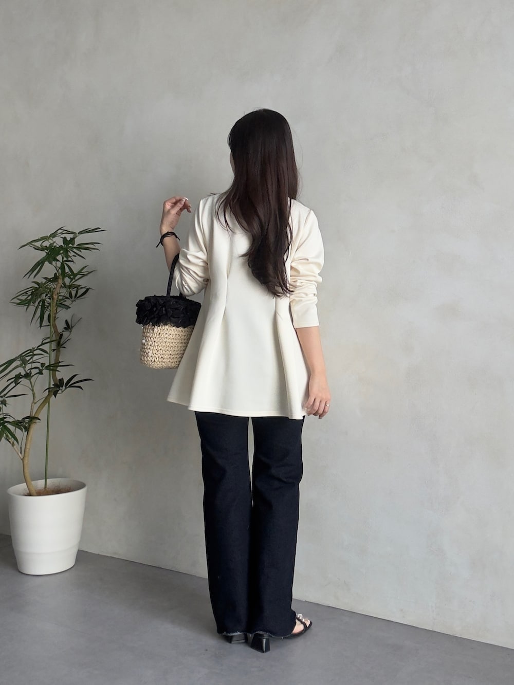 ブルー系のデニムパンツ、ブラック系のサンダル、ホワイト系のカーディガン/ボレロを着用したレディースの春コーディネートの3枚目の写真