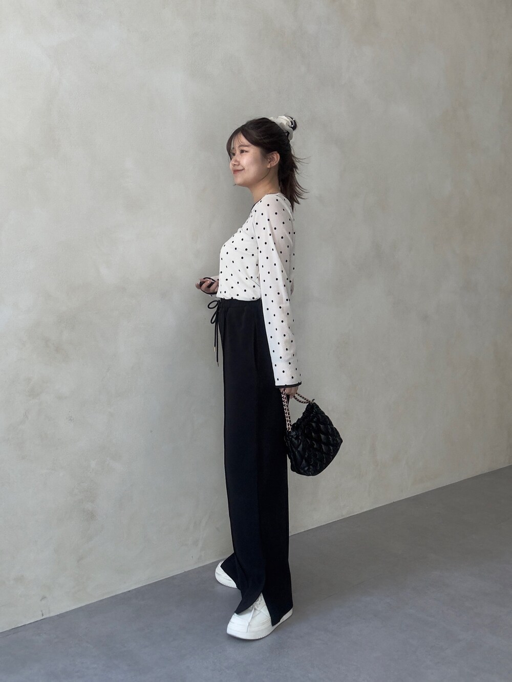 ホワイト系のTシャツ/カットソー、ブラック系のその他パンツを着用したレディースの夏コーディネートの2枚目の写真