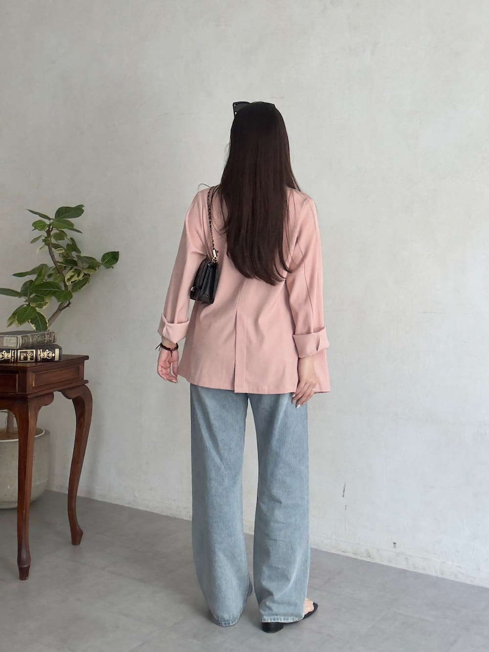 ブラック系のトートバッグ、ピンク系のテーラードジャケット、ブラック系のサングラスを着用したレディースの春コーディネートの3枚目の写真