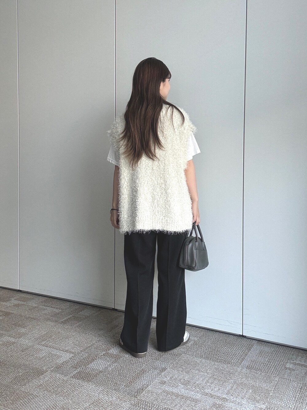 ホワイト系のカーディガン/ボレロ、ホワイト系のTシャツ/カットソー、ブラック系のその他パンツを着用したレディースの夏コーディネートの3枚目の写真