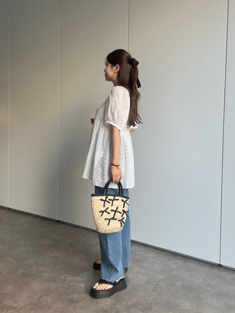 ホワイト系のシャツ/ブラウス、ブルー系のデニムパンツ、ブラック系のサンダルを着用したレディースの夏コーディネートの2枚目の写真