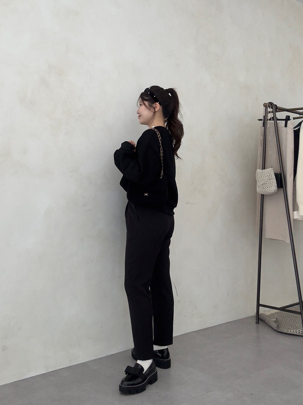 ブラック系のショルダーバッグ、ブラック系のその他パンツ、ブラック系のローファーを着用したレディースの秋コーディネートの2枚目の写真