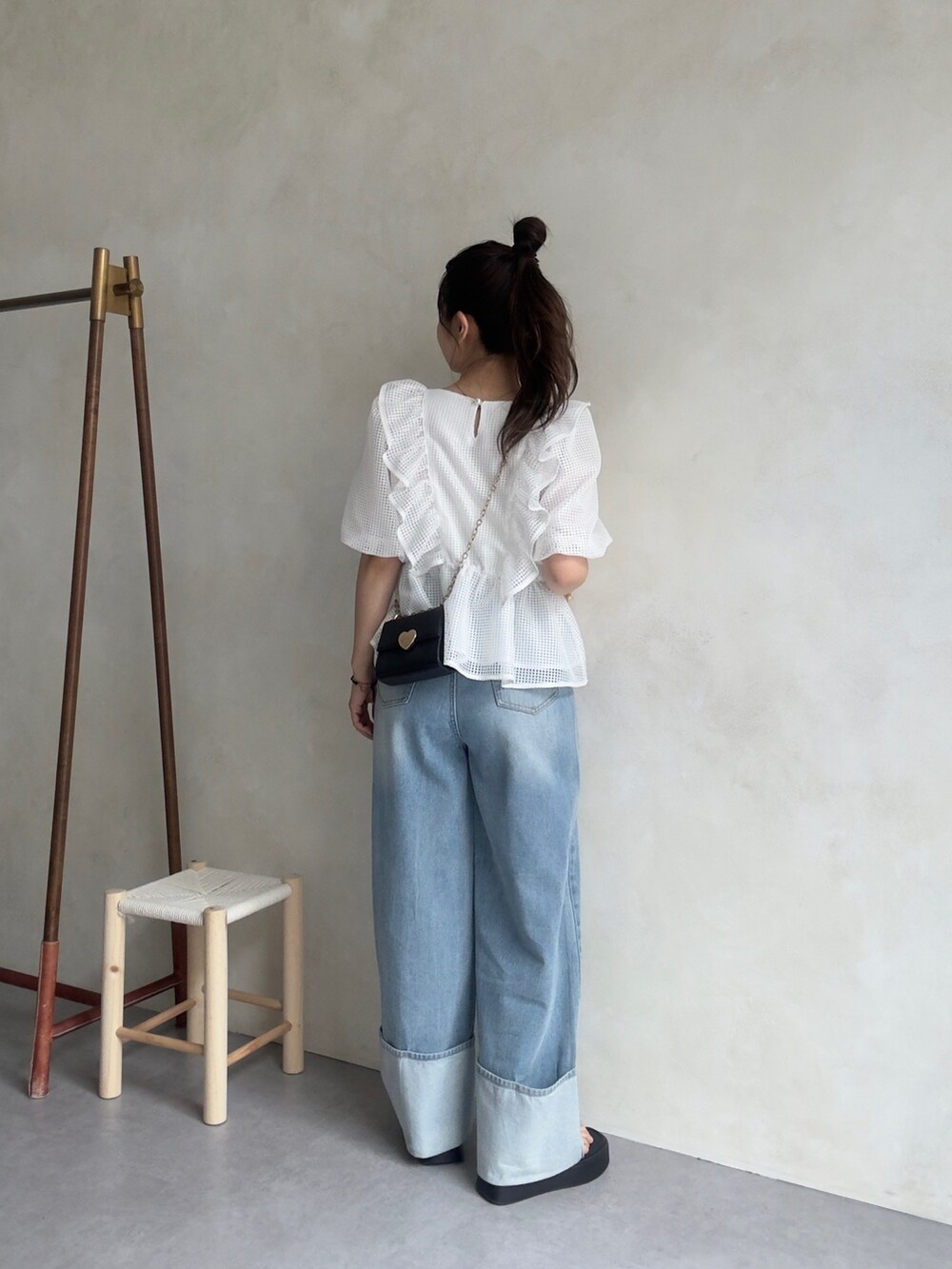 ホワイト系のシャツ/ブラウス、ブラック系のサンダル、ブルー系のデニムパンツを着用したレディースの春コーディネートの3枚目の写真