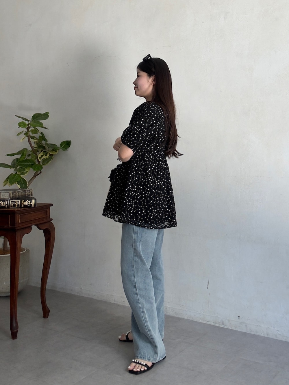 ブラック系のサンダル、ブラック系のシャツ/ブラウス、ブラック系のサングラスを着用したレディースの春コーディネートの2枚目の写真