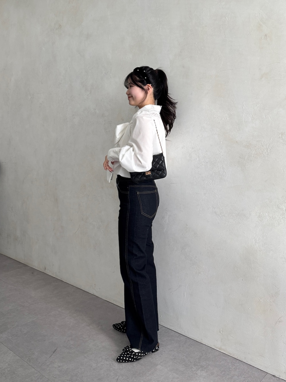 ホワイト系のシャツ/ブラウス、ブルー系のデニムパンツを着用したレディースの冬コーディネートの2枚目の写真