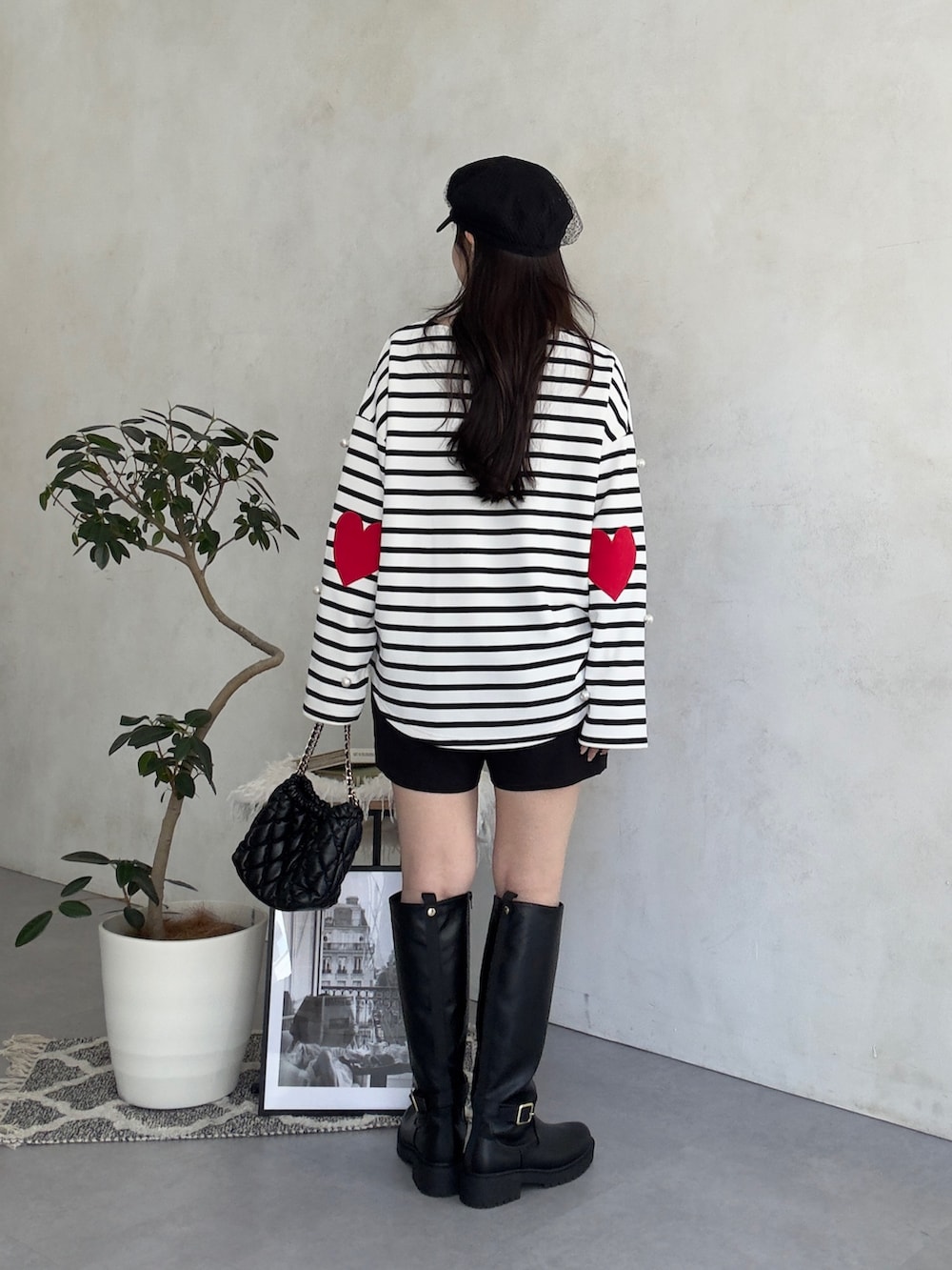 ホワイト系のTシャツ/カットソー、ブラック系のその他パンツを着用したレディースの夏コーディネートの3枚目の写真