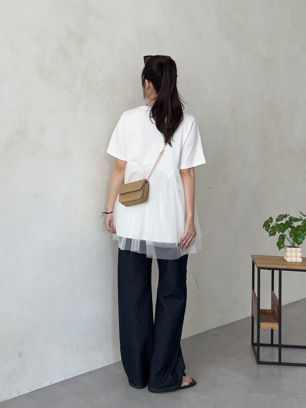ブラック系のサンダル、ホワイト系のTシャツ/カットソーを着用したレディースの夏コーディネートの3枚目の写真
