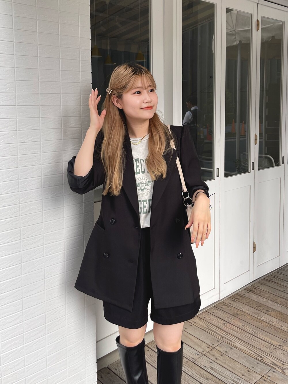 ブラック系のテーラードジャケット、ブラック系のその他パンツ、ブラック系のブーツを着用したレディースの夏コーディネートの2枚目の写真