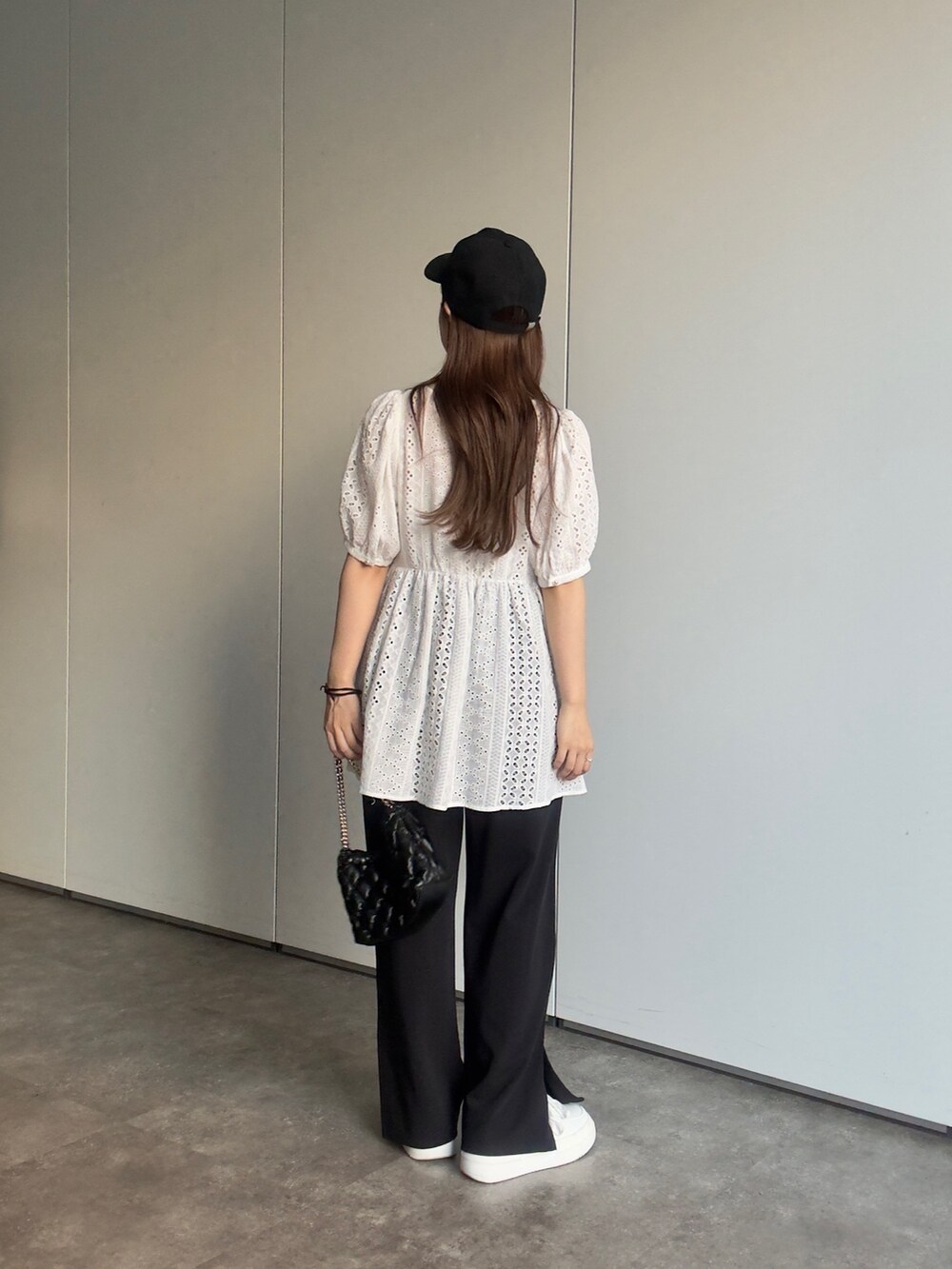 ホワイト系のシャツ/ブラウス、ブラック系のその他パンツ、ブラック系のキャップを着用したレディースの夏コーディネートの3枚目の写真