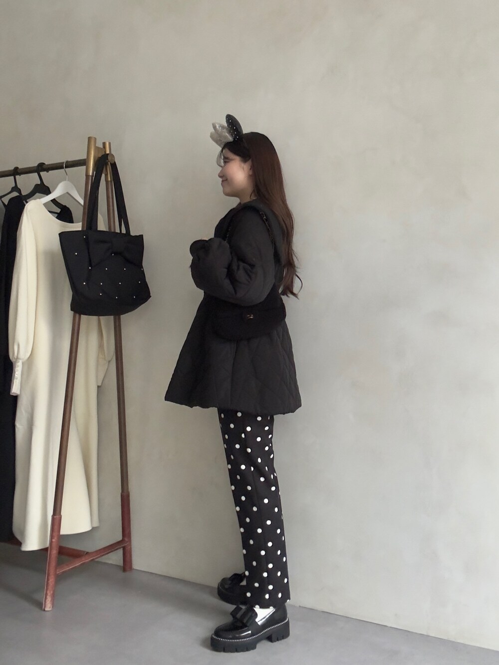 ホワイト系のニット/セーター、ブラック系のその他パンツ、ブラック系のローファーを着用したレディースの秋コーディネートの2枚目の写真