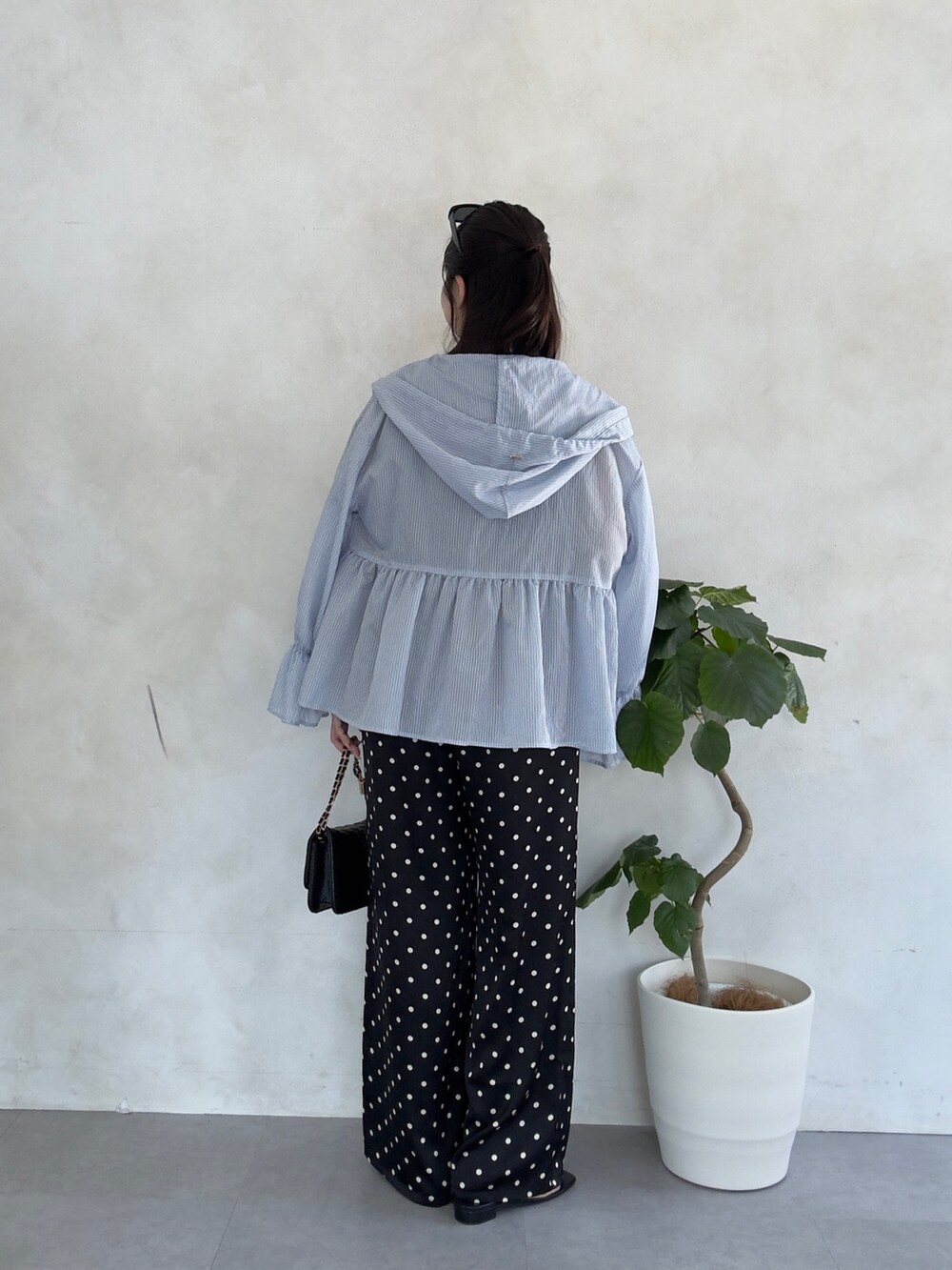 ブルー系のシャツ/ブラウス、ブラウン系のタンクトップ、ブラック系のその他パンツを着用したレディースの夏コーディネートの3枚目の写真