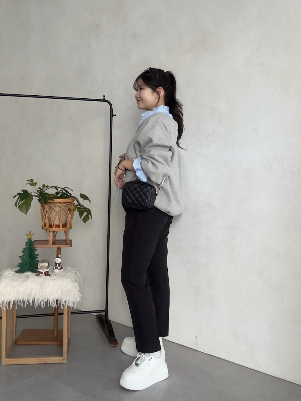 グレー系のスウェット、ブラック系のその他パンツを着用したレディースの冬コーディネートの2枚目の写真