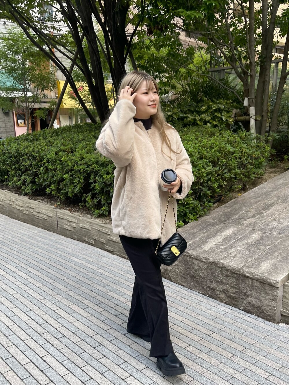 グレー系のニット/セーター、ブラック系のショルダーバッグ、ブラック系のその他パンツを着用したレディースの秋コーディネートの2枚目の写真
