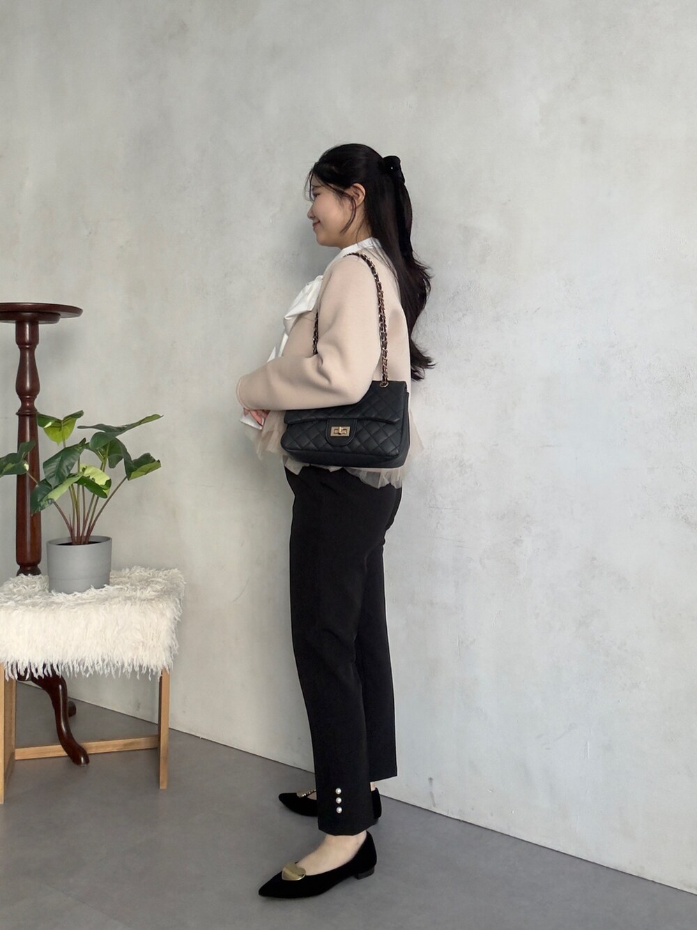 ベージュ系のその他アウター、ブラック系のその他パンツ、ホワイト系のシャツ/ブラウスを着用したレディースの冬コーディネートの2枚目の写真