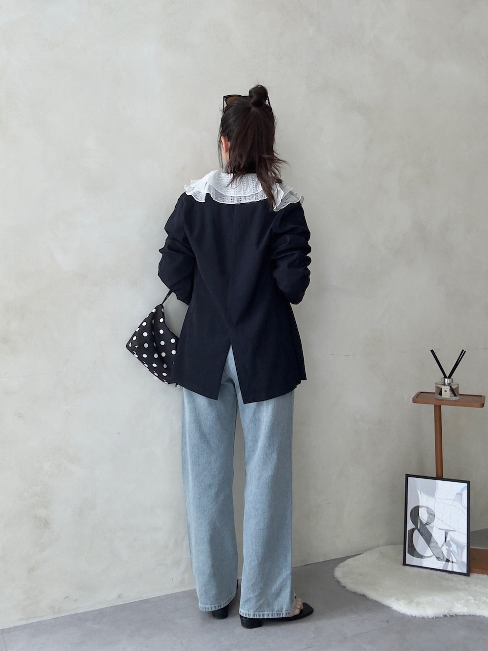 ホワイト系のシャツ/ブラウス、ブルー系のテーラードジャケット、ブラック系のサングラスを着用したレディースの春コーディネートの3枚目の写真