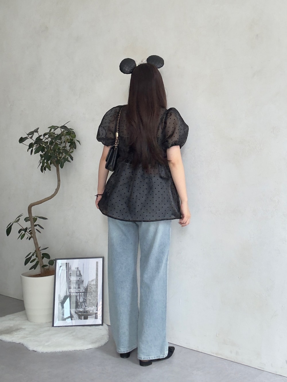ブラック系のトートバッグ、ブラック系のパンプス、ブラック系のシャツ/ブラウスを着用したレディースの夏コーディネートの3枚目の写真