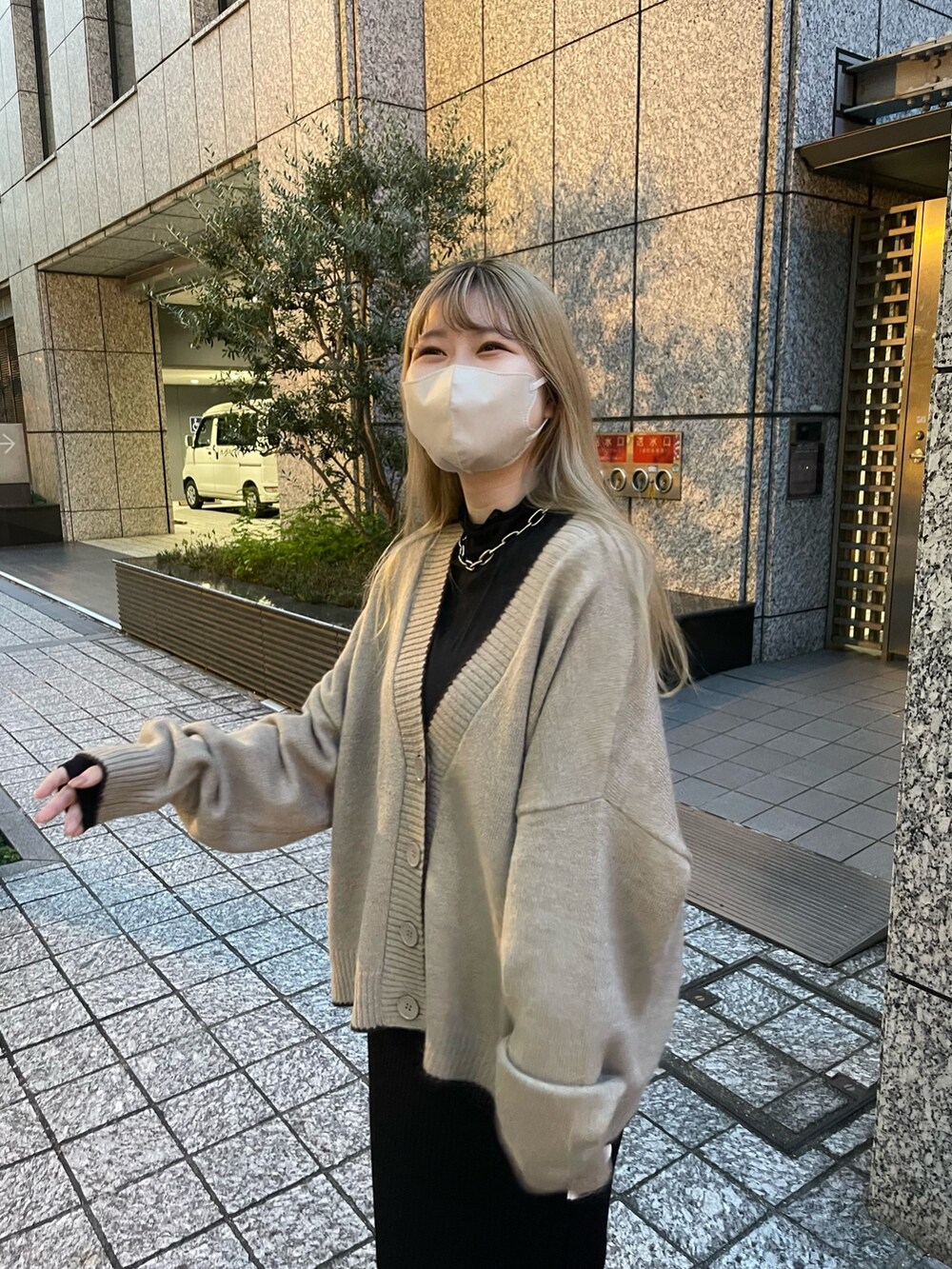 ベージュ系のカーディガン/ボレロ、ブラック系のTシャツ/カットソー、ブラック系のスカートを着用したレディースの秋コーディネートの2枚目の写真