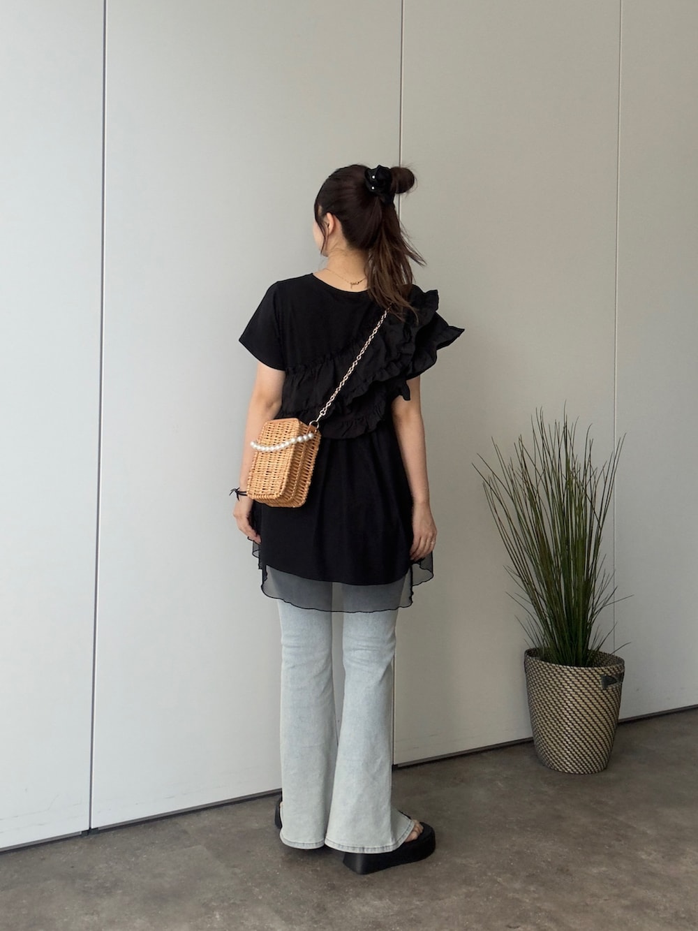 ブラック系のTシャツ/カットソー、ブルー系のデニムパンツ、ブラック系のサンダルを着用したレディースの夏コーディネートの3枚目の写真