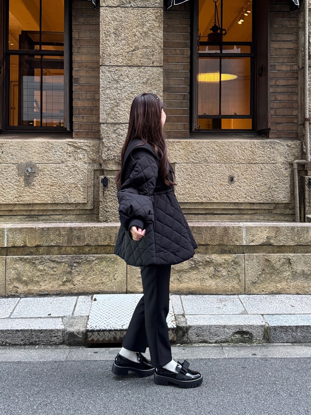 ホワイト系のニット/セーター、ブラック系のその他パンツ、ブラック系のローファーを着用したレディースの秋コーディネートの3枚目の写真